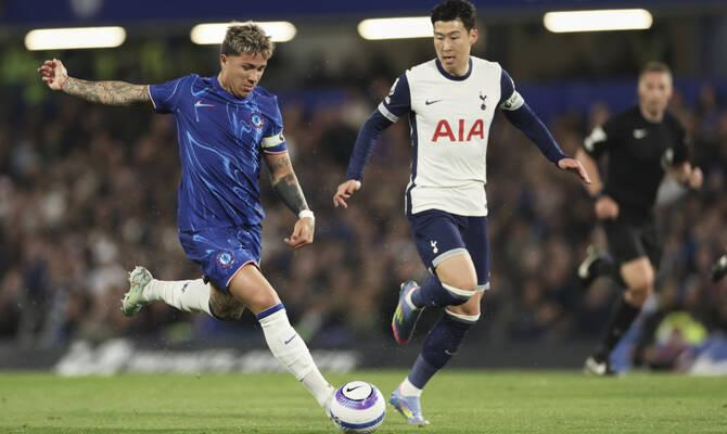  Chelsea and Tottenham Hotspur players compete for possession during a Premier League London derby.