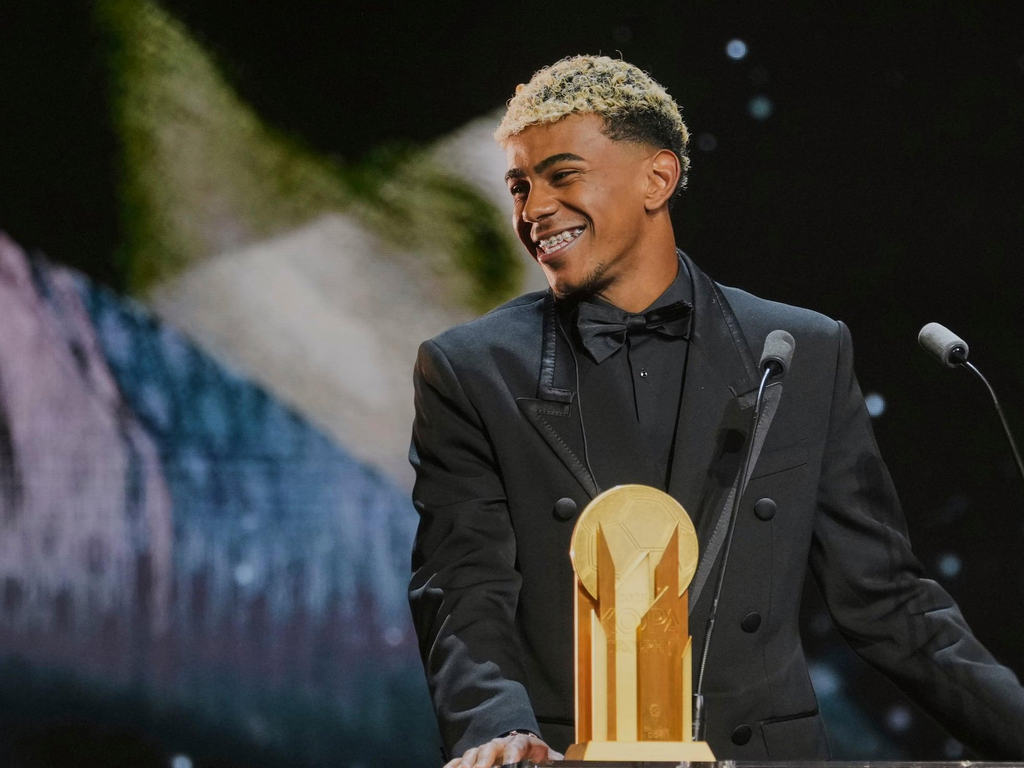 Lamine Yamal holds the Kopa Trophy at the 2026 Ballon d’Or ceremony.